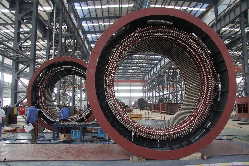 發電機定子正在下線 發電機定子正在下線